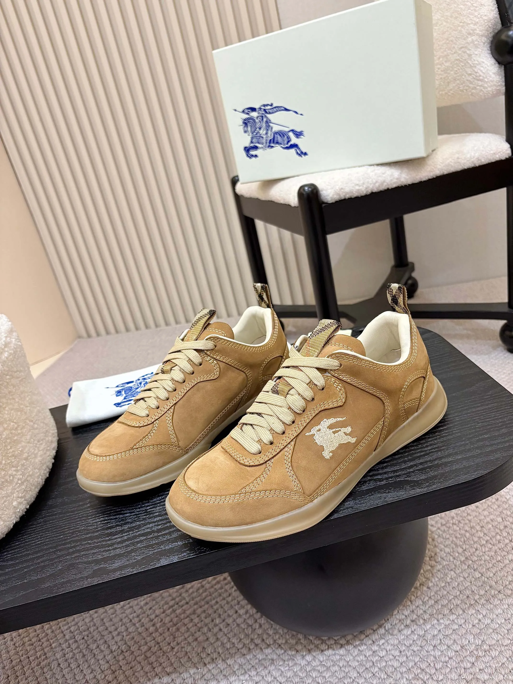 Men's shoes 💰640 Burberry's popular casual sneakers, debuted at the brand's 2025 summer fashion show. Made of refined Italian leather with tonal topstitching details, it's inspired by sporty design. Paired with lightweight soles and Burberry checkered shoe tabs, embellished with embroidery of the brand's Equestrian Knight logo (EKD) ✅Fabric: frosted/grained cowhide ✅Lining: sheepskin ✅Outsole: ultra-light rubber sole ✅Color: black/white/apricot available ✅Size: Men's 39-46 (45, 46 customized)